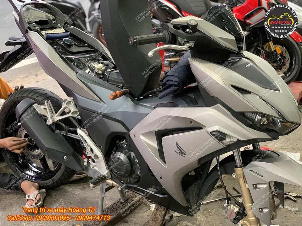 Nhân viên đang lắp đặt bánh sau cho xe khi đã hoàn thiện mâm X1R 6 cây