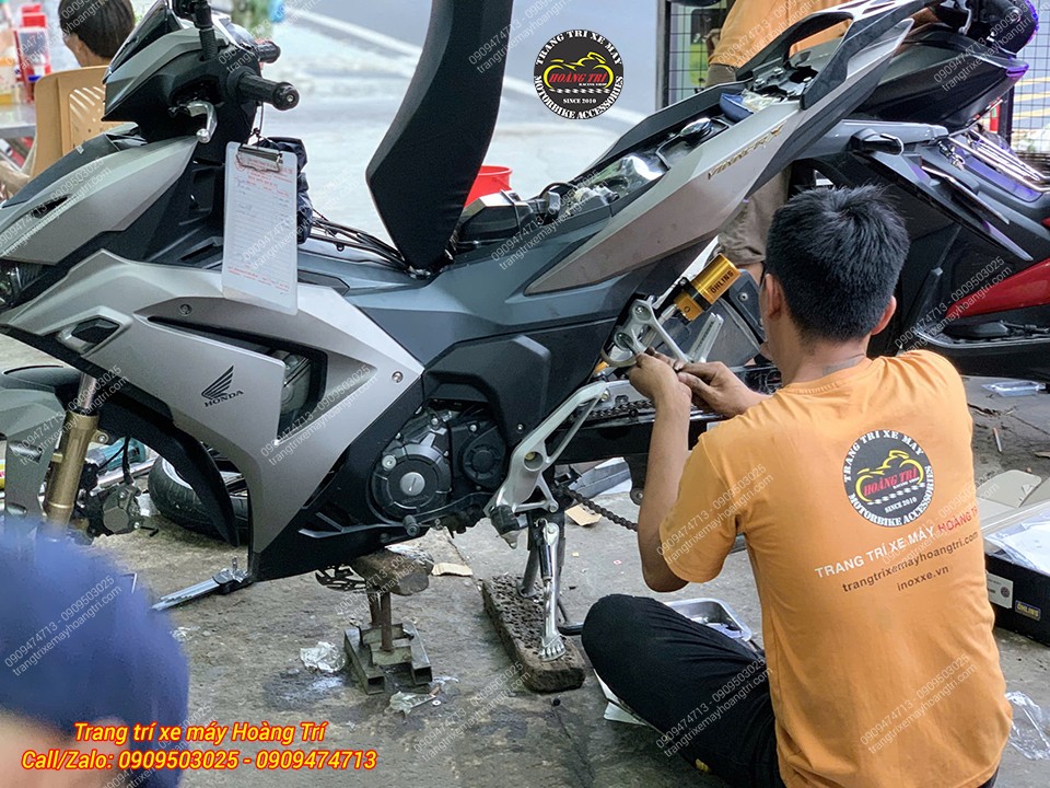 Đang siết ốc cố định bình dầu cho xe như một phụ kiện trang trí Winner X
