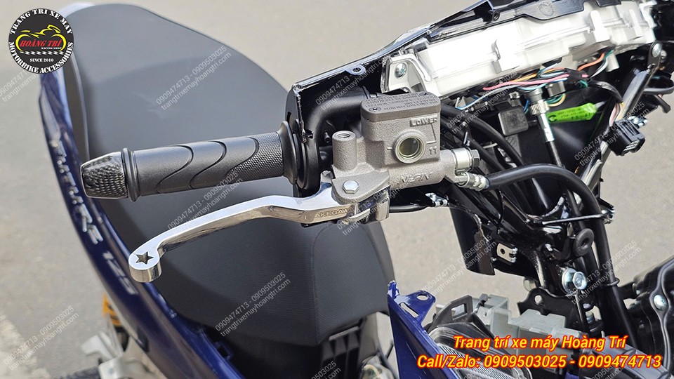 Gù tay lái carbon với thiết kế nhỏ gọn