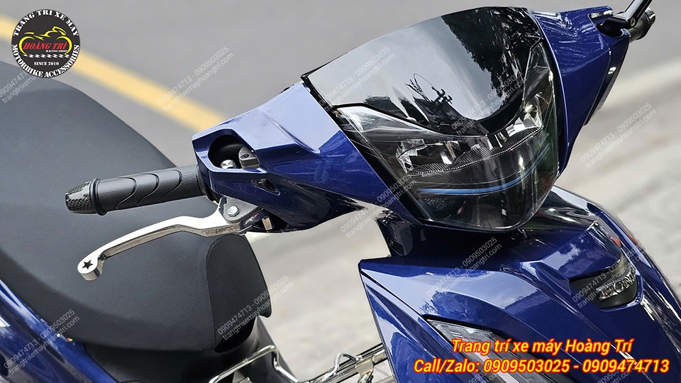 Với sự kết hợp từ gù tay lái carbon mang đến vẻ ngoài nhẹ nhàng