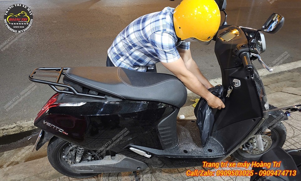 Không dùng nệm yên sau để lắp thùng tăng thêm không gian chứa đồ cho xe