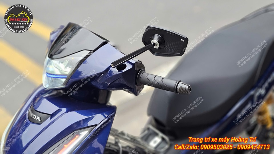 Thêm vào cùm tay lái bên trái là kính hậu Motogadget chính hảng Race-2040