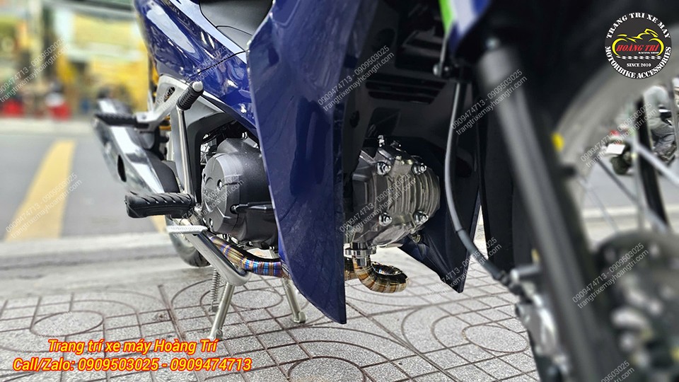 Cổ pô titanium: Dù là pô zin nhưng vẫn lắp lánh màu sắc