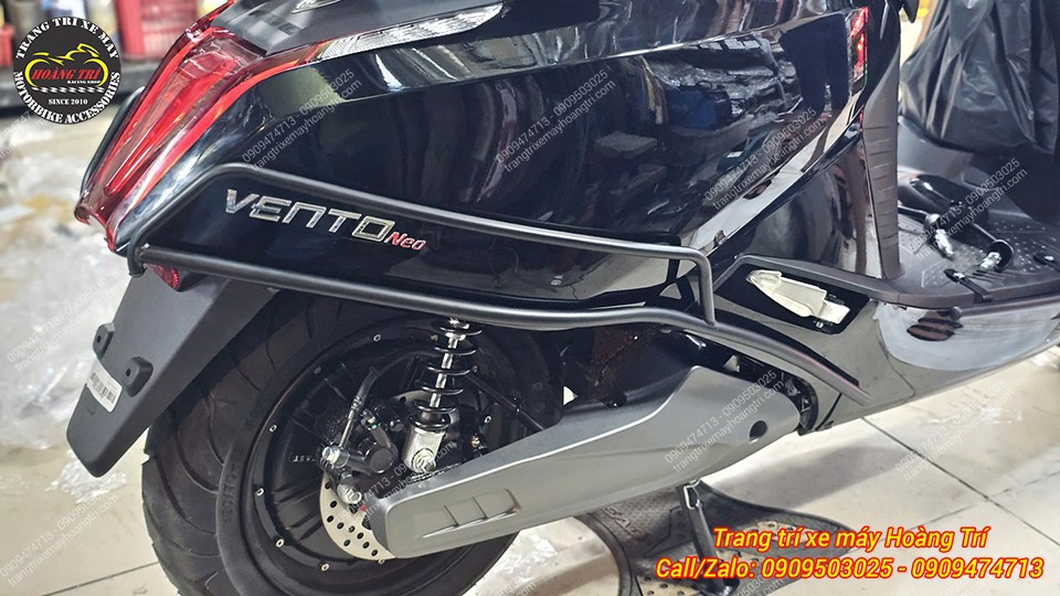 Chiếc Vinfast Vento màu đen trang bị thêm khung bảo vệ sơn tĩnh điện cùng tông màu