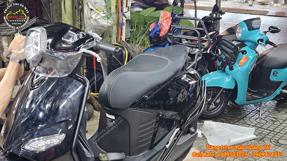 Chủ xe còn dán thêm keo trong suốt để bảo vệ lớp sơn zin tối đa