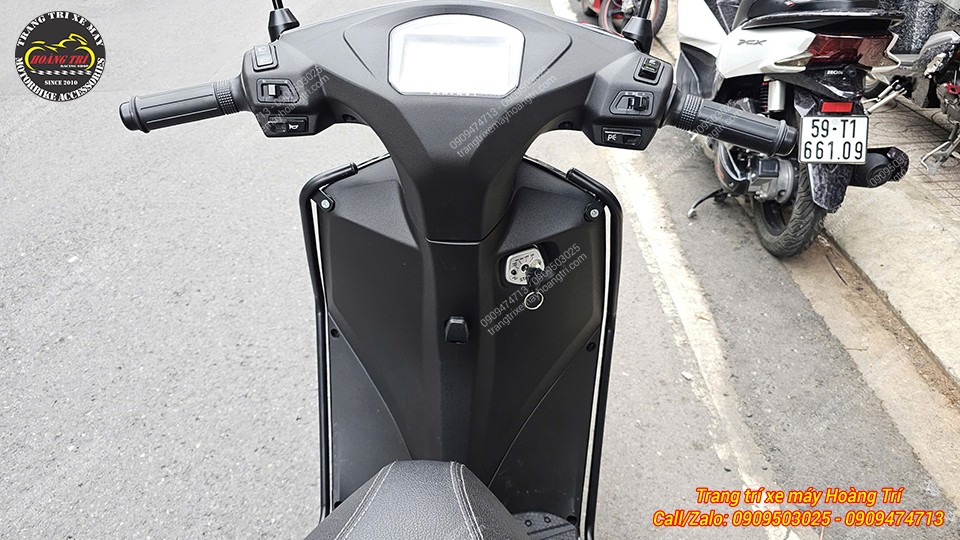 Nhìn từ phía sau tay lái - các điểm lắp đặt đều chuẩn xác và chắc chắn