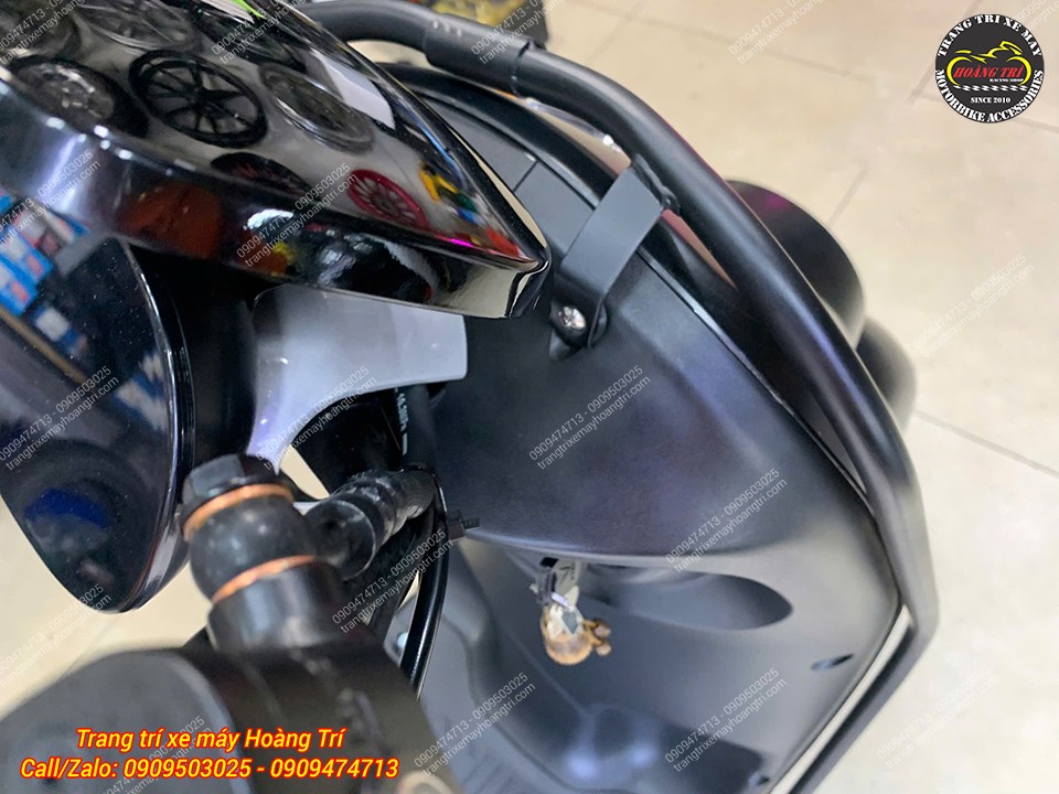 Lắp đặt tận dụng sẵn những lỗ ốc của dàn áo nên không phải khoan đục