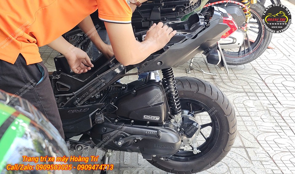 Chiếc Zoomer X ghé shop để nâng cấp phuộc sau Ohlins chính hãng