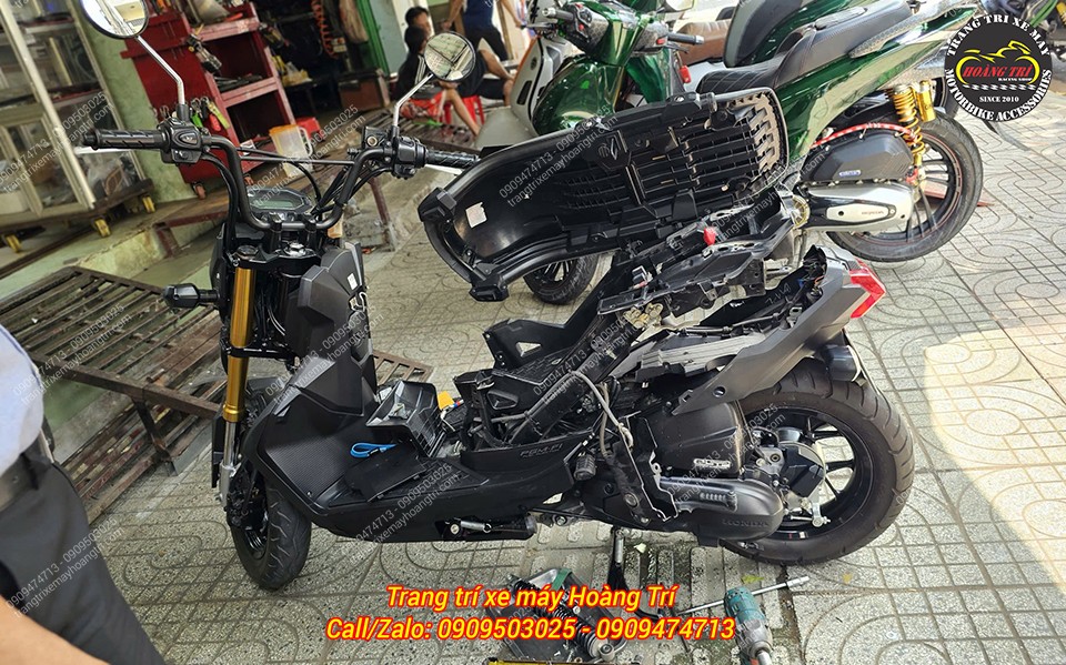 Đã tháo phuộc zin để chuẩn bị thay bằng phuộc Ohlins cao cấp