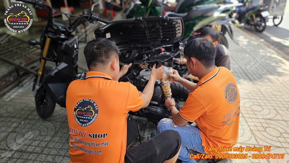 Nhân viên đang tiến hành lắp phuộc Ohlins HO811 chính hãng cho Zoomer X