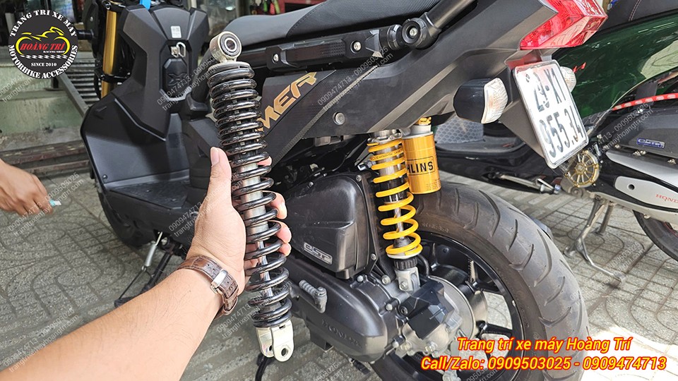 Cầm trên tay phuộc zin vừa tháo, thay bằng phuộc Ohlins chất lượng