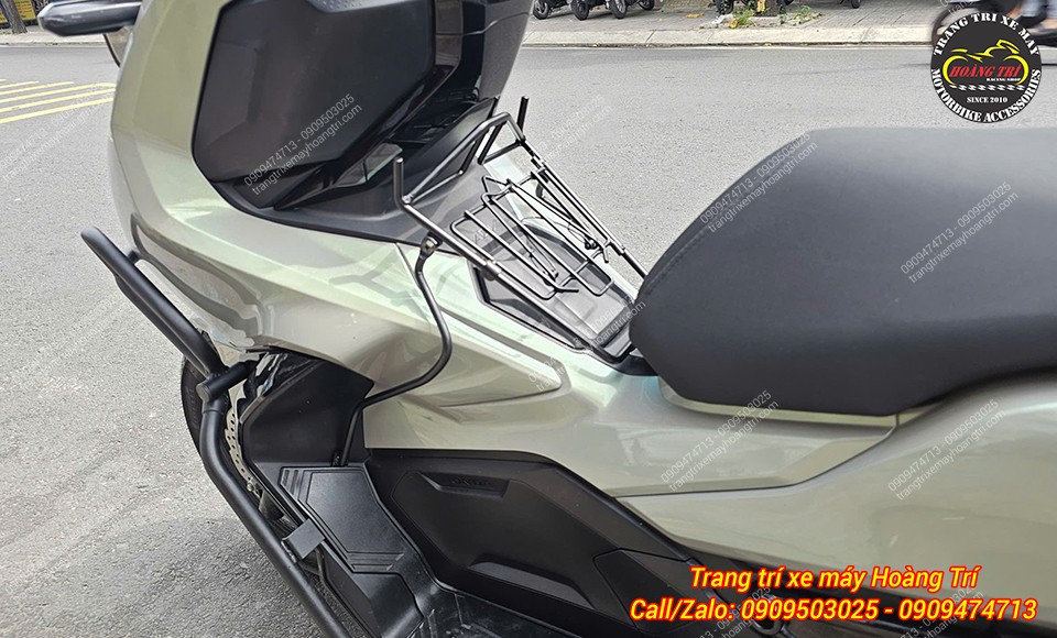 Anh khách còn trang bị thêm baga giữa 10 ly sơn đen cùng màu với khung chống đổ
