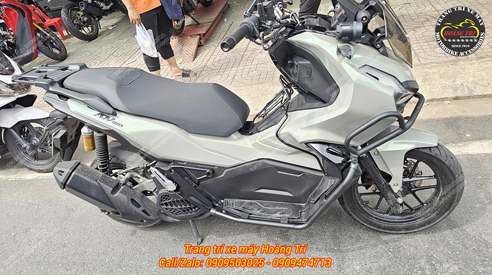 Bộ khung chống đổ ADV 150 có thể lắp đồng thời với baga giữa mà không ảnh hưởng kết cấu