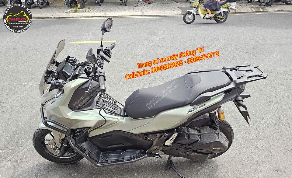 Tổng thể chiếc ADV 150 sau khi nâng cấp tại shop trở nên nổi bật với nhiều món đồ chơi độ kiểng