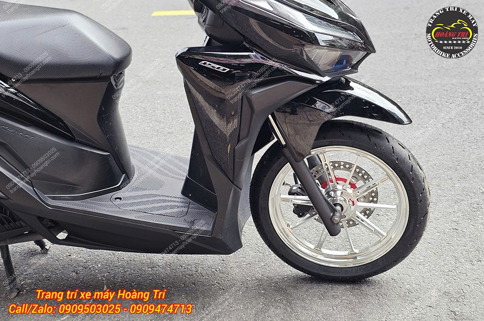 Cận cảnh dàn chân trước toát lên vẻ cuốn hút nhờ bộ mâm X1R 10 cây bóng bẩy