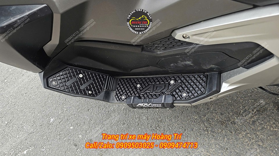 Thảm để chân Semspeed màu đen được trang bị cho ADV 160 cùng tông tổng thể của xe