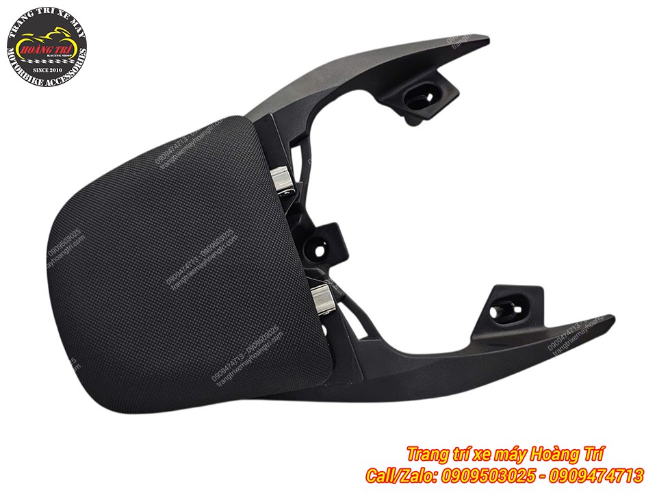 Cận cảnh phiên bản baga sau nhựa đúc với gam màu đen mạnh mẽ và độ bền cao