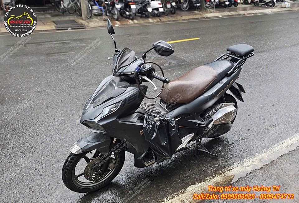 Việc dắt xe cũng dễ dàng hơn nhờ phần baga sau tiện cầm nắm