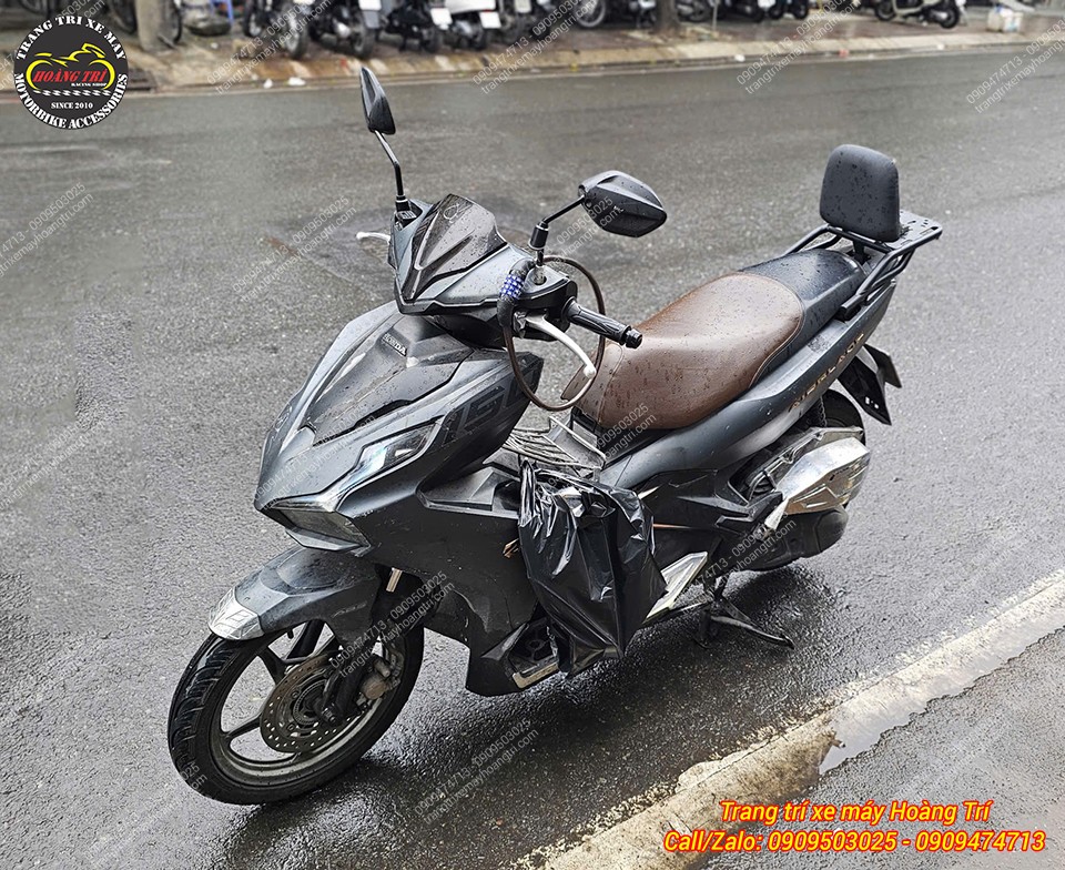 Khi có người ngồi sau, chỉ cần bật phần nệm tựa lưng để tăng sự thoải mái