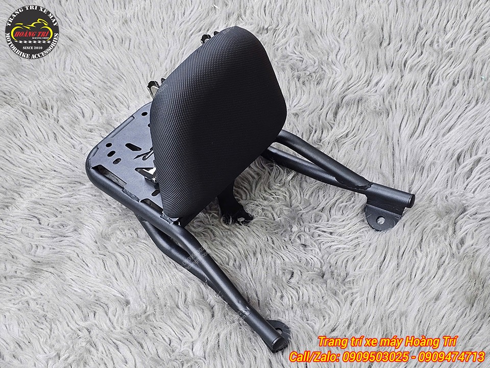 Phần tựa lưng có thể bật lên giúp người ngồi sau thoải mái và dễ chịu hơn