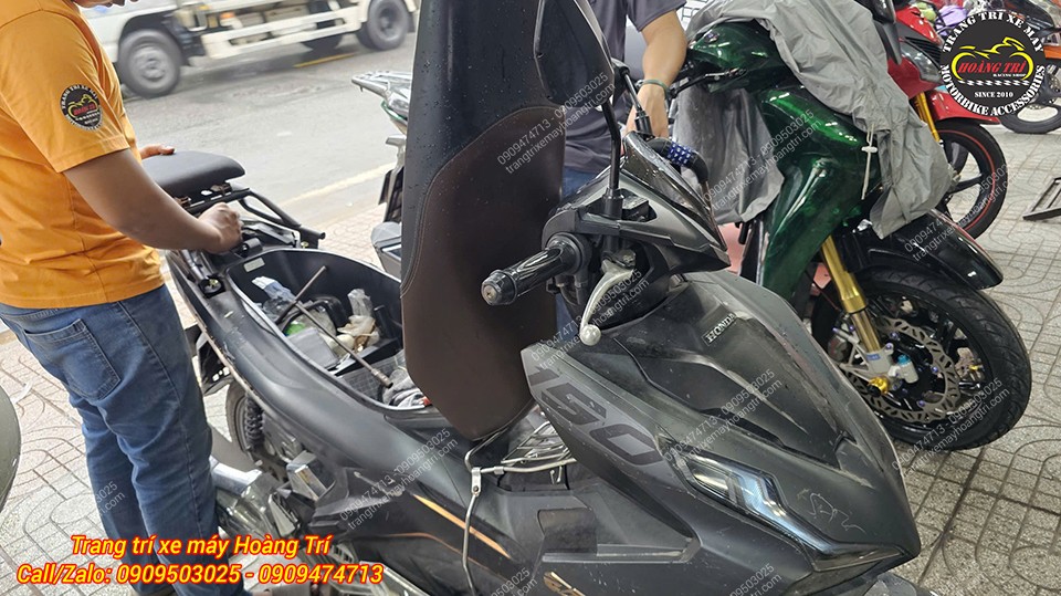 Nhân viên đang thực hiện lắp đặt các ốc vít chuẩn zin trên xe Airblade