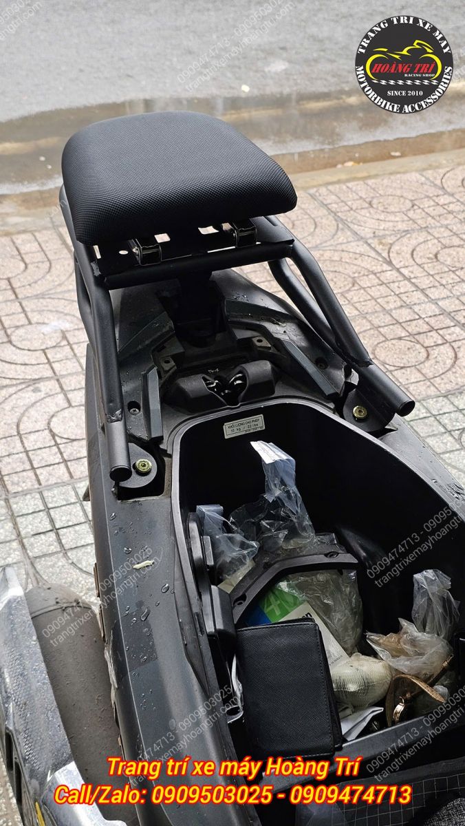 Cản sau zin đã được thay bằng mẫu baga sau tựa lưng mới chắc chắn và tiện lợi hơn