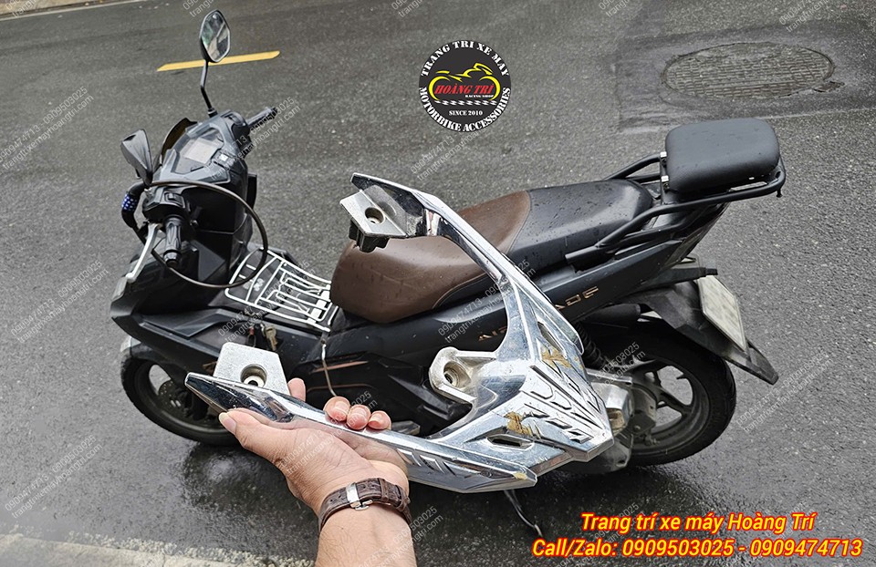 Trên tay là chiếc cản zin mạ crom vừa được tháo ra để thay thế bằng baga bật gấp