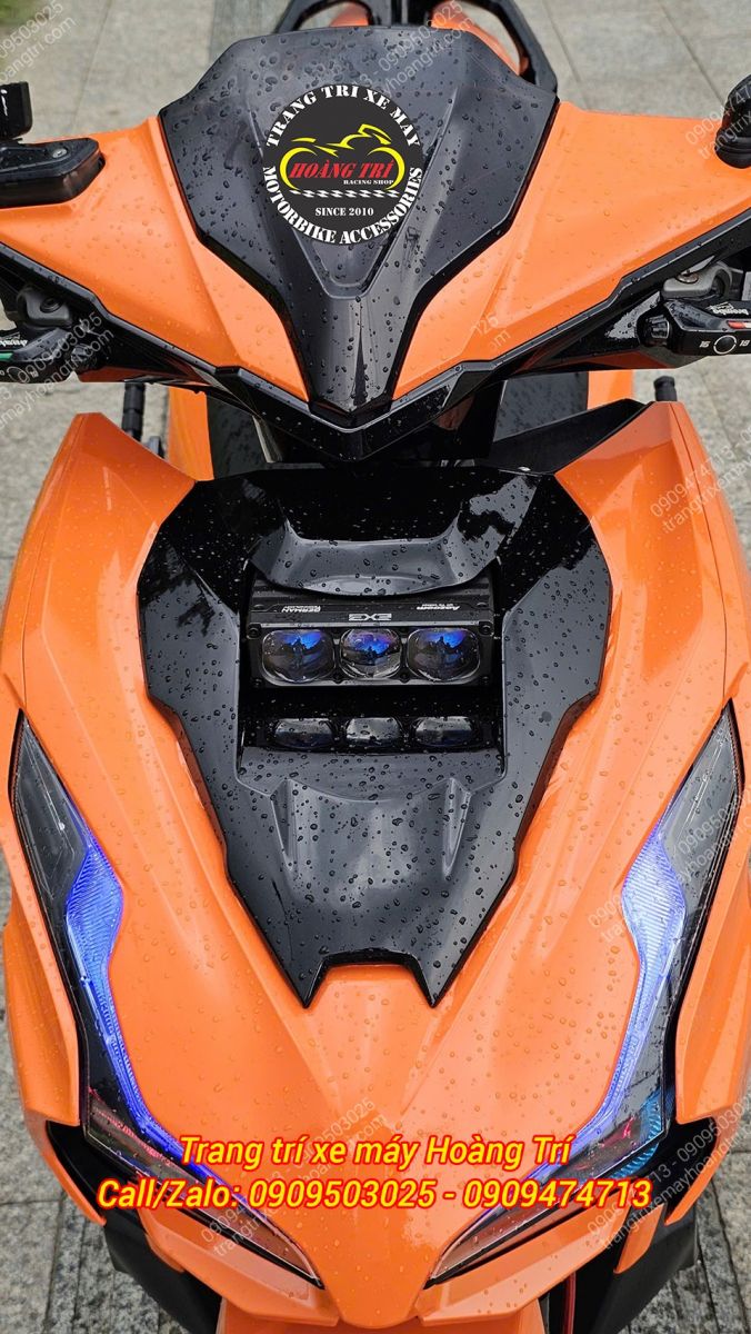 Mẫu đèn trợ sáng Aozoom Extra 3 được lắp tại vị trí mặt nạ trước của Airblade 160