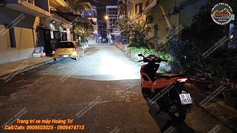 Khi bật pha, ánh sáng Aozoom Extra 3 chiếu xa rõ nét và mạnh mẽ vượt trội trên Airblade 160