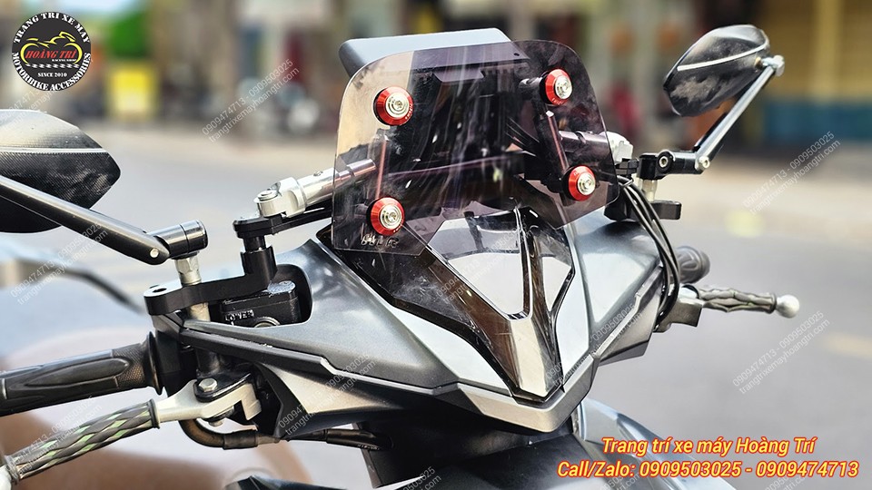 Kính chắn gió HTR SCPY được lắp cho xe Airblade với vị trí cố định tại chân kính