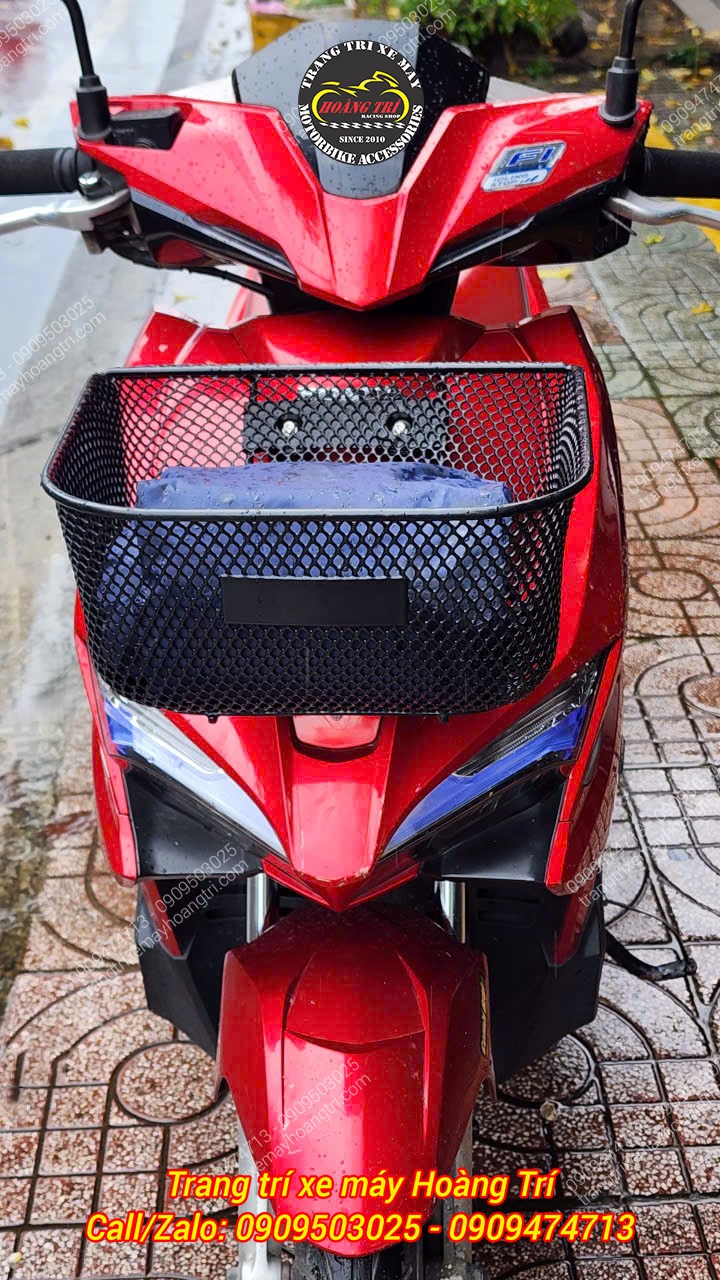 Góc nhìn chính diện cho thấy chiếc rổ có thiết kế độc đáo trên xe Airblade 2016