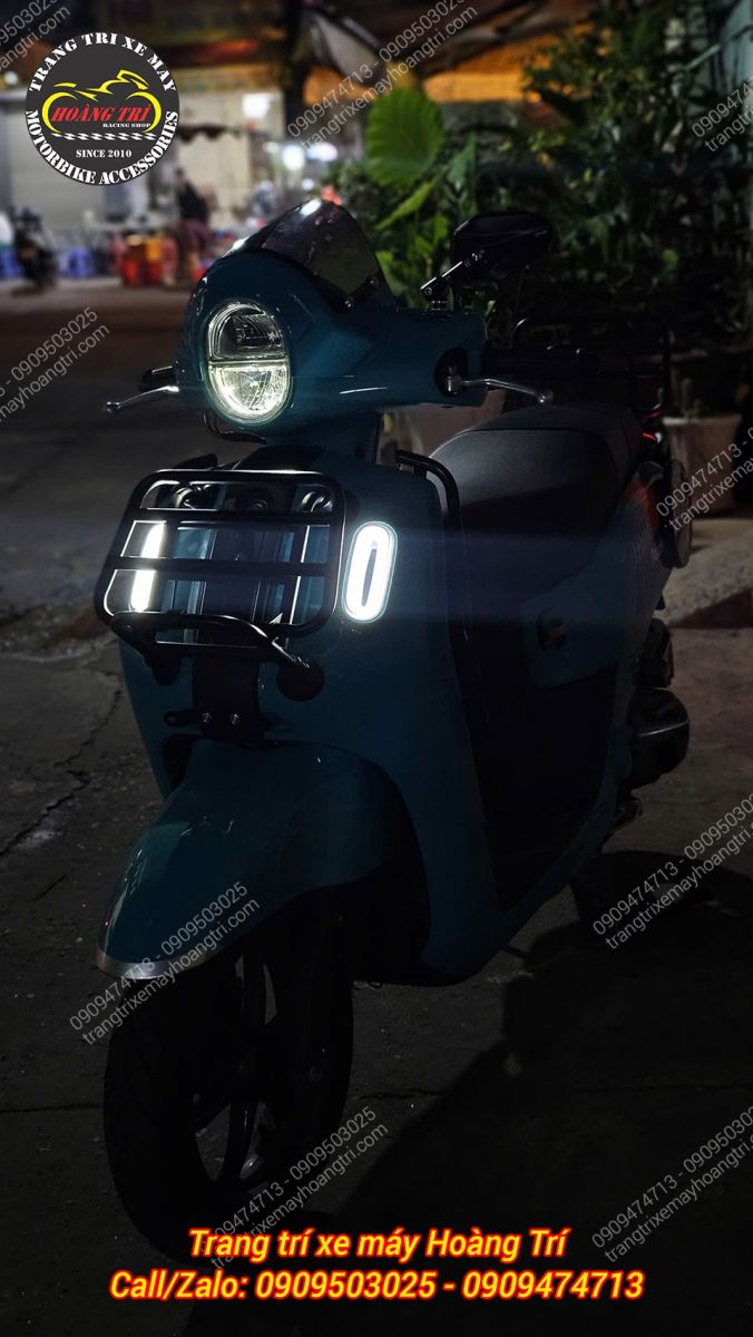 Khác với phần đèn sau có demi đỏ, đèn demi trước có màu trắng tinh tế và nổi bật