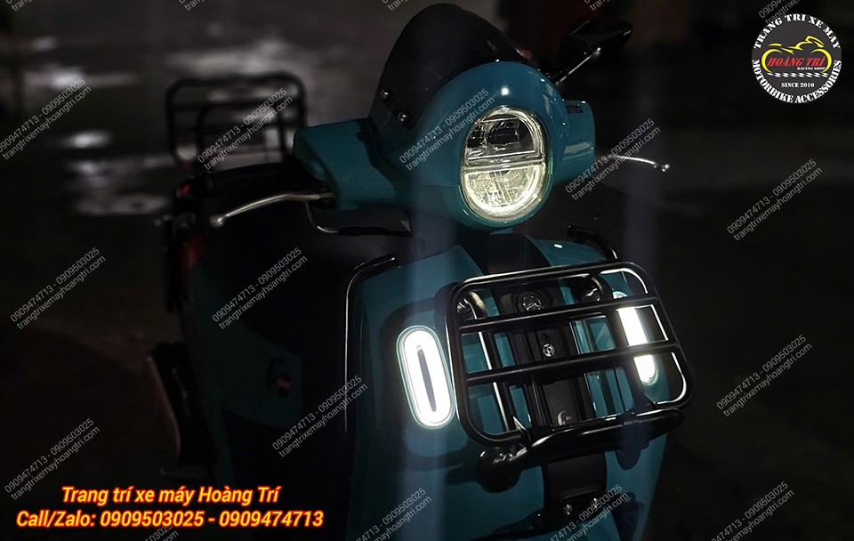 Chiếc Fazzio 125 được độ theo phong cách Vespa với baga trước, baga sau và kính chắn gió độc đáo