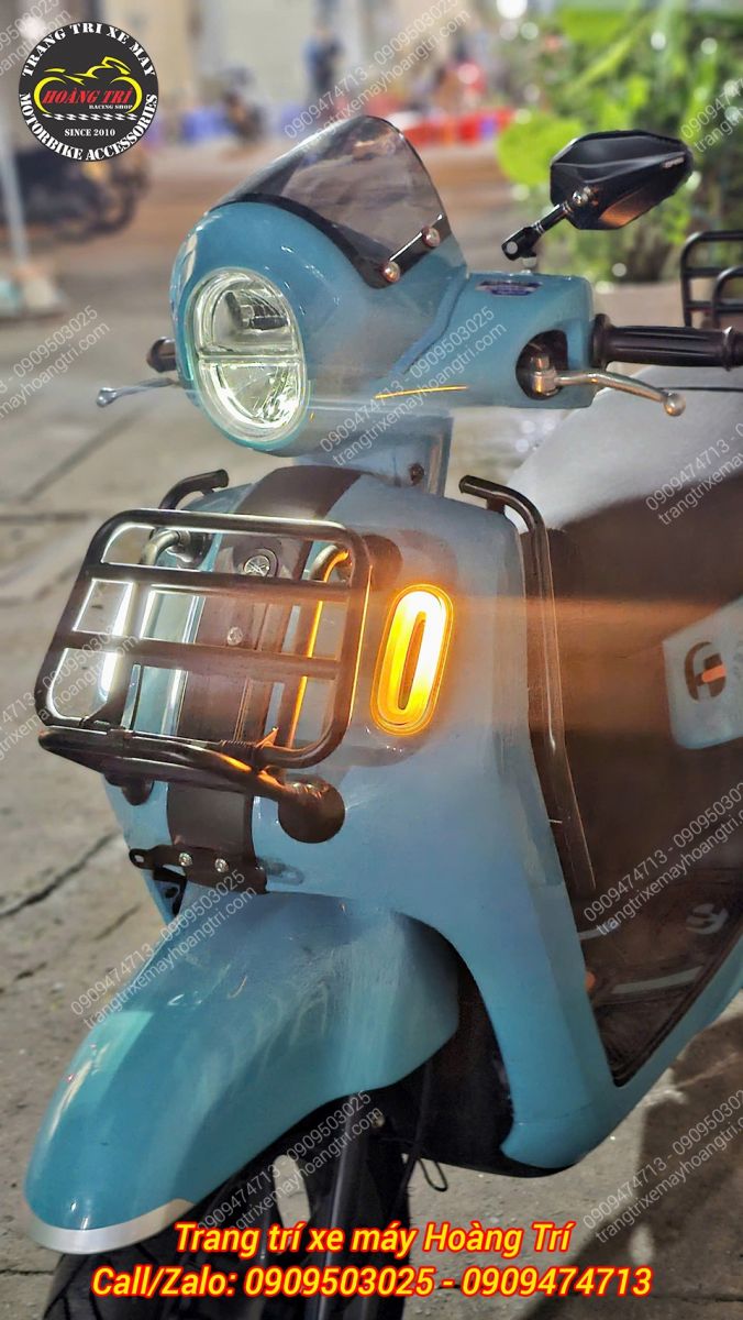 Hình ảnh đèn xi nhan vàng nổi bật với ánh sáng mạnh giúp tăng khả năng nhận diện khi di chuyển