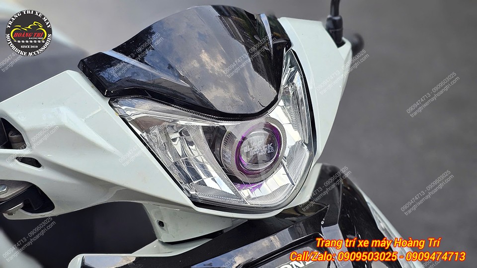 Đèn bi cầu Black Titan với vòng LED bên ngoài giúp Wave i 125 thêm phần nổi bật và cá tính