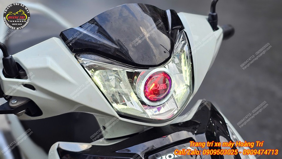 Chế độ đèn mắt quỷ ánh đỏ tạo hiệu ứng bắt mắt, thu hút mọi ánh nhìn trên đường