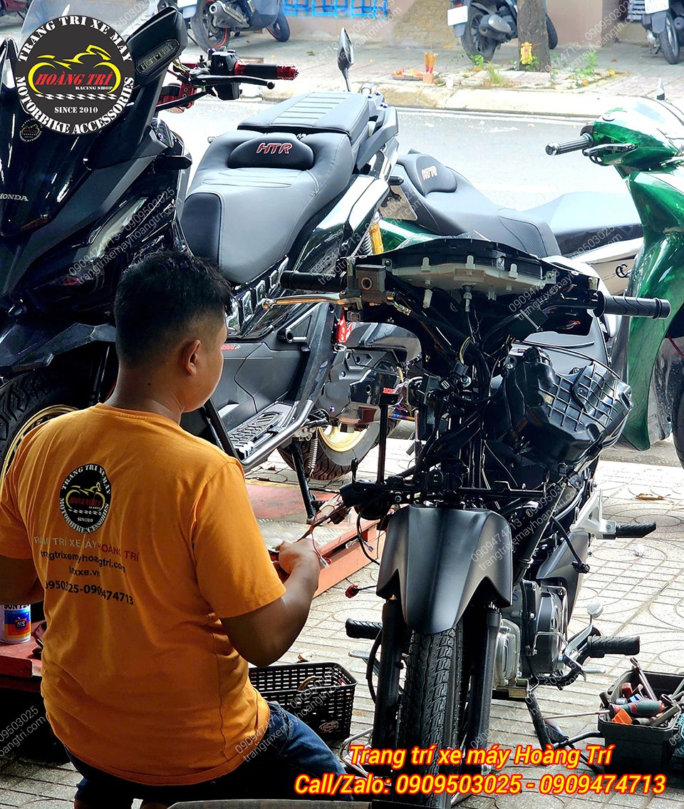 Nhân viên kỹ thuật đang tháo rời cụm đồng hồ zin và thay thế bằng đồng hồ mới độc đáo hơn