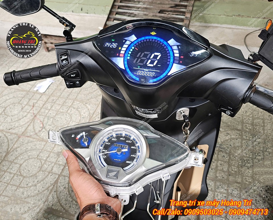 Trên tay là đồng hồ zin, còn trên xe là phiên bản Sum Racing Plus mà khách hàng chọn lắp