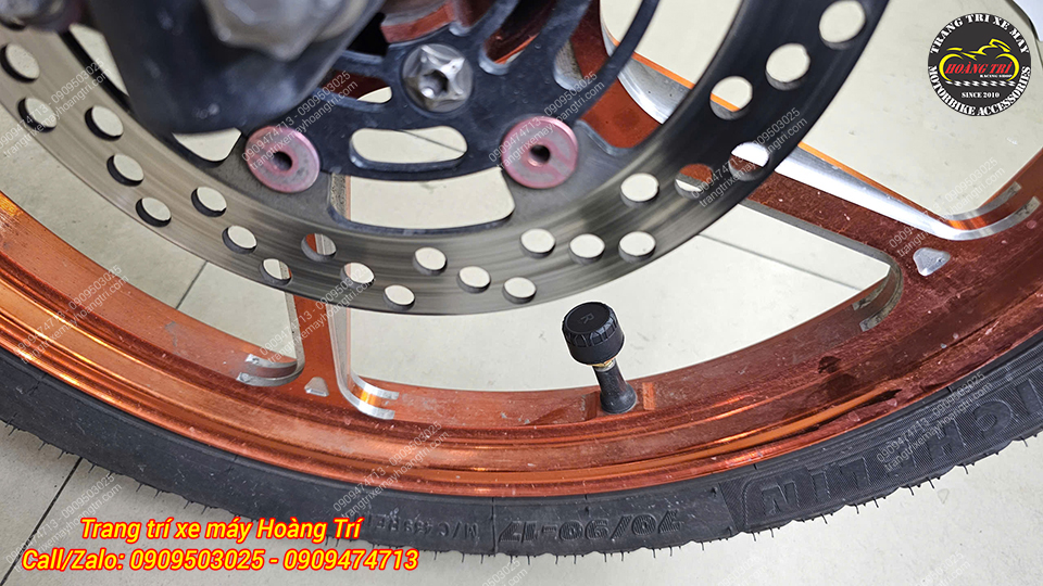 Bộ sản phẩm đi kèm còn có cảm biến áp suất lốp giúp theo dõi an toàn khi di chuyển