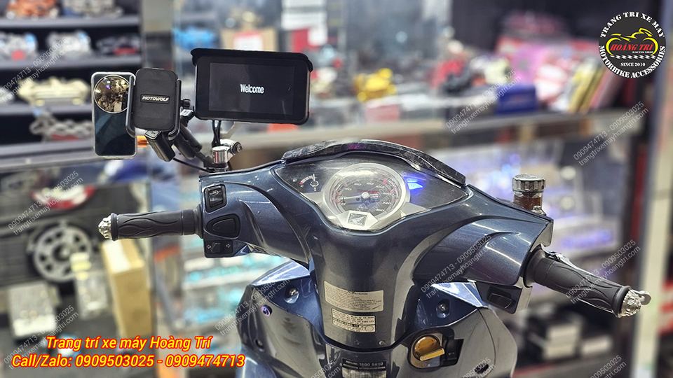 Khu vực cùm tay lái bên trái được gắn nhiều phụ kiện như giá đỡ điện thoại, gương hậu và màn hình SKU-3