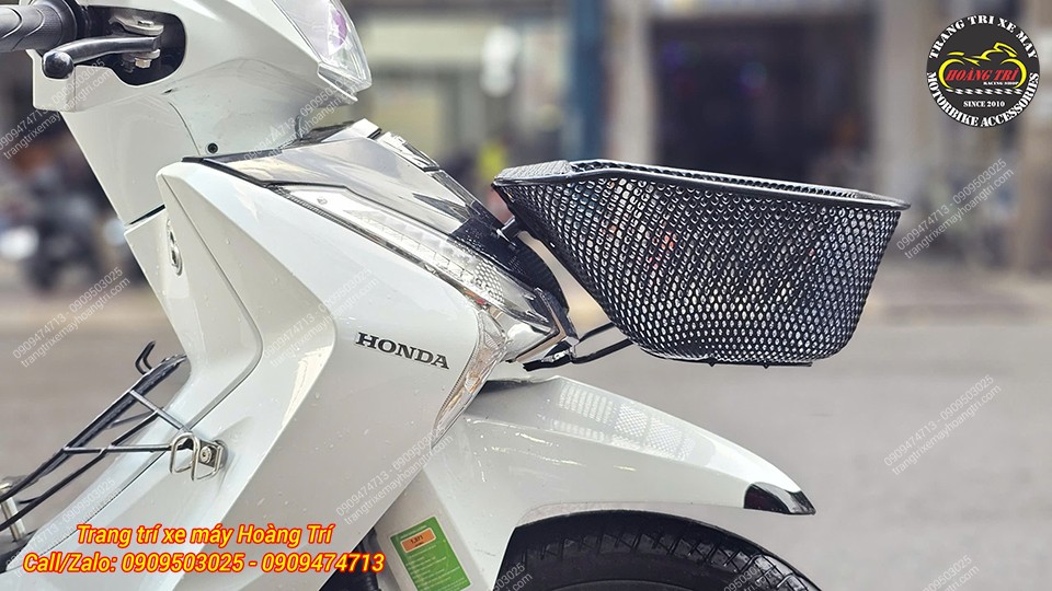 Chỉ cần cố định rổ xe vào đúng 2 vị trí ốc có sẵn là hoàn thiện việc lắp đặt