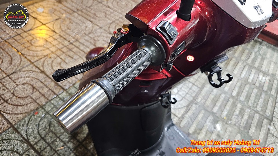 Xe được bổ sung bộ đôi bao tay Xì Po và gù inox chống rung cực kỳ nổi bật