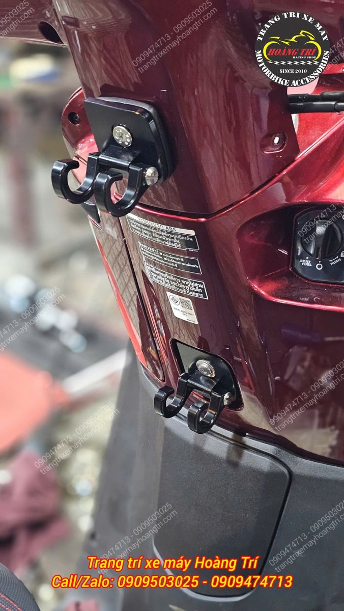 Có thể mở ra để treo túi đồ hoặc gập lại gọn gàng khi không sử dụng