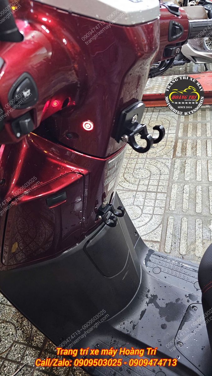 Hai vị trí treo tiện lợi giúp bạn mang theo nhiều túi treo, ba lô, nón bảo hiểm,...