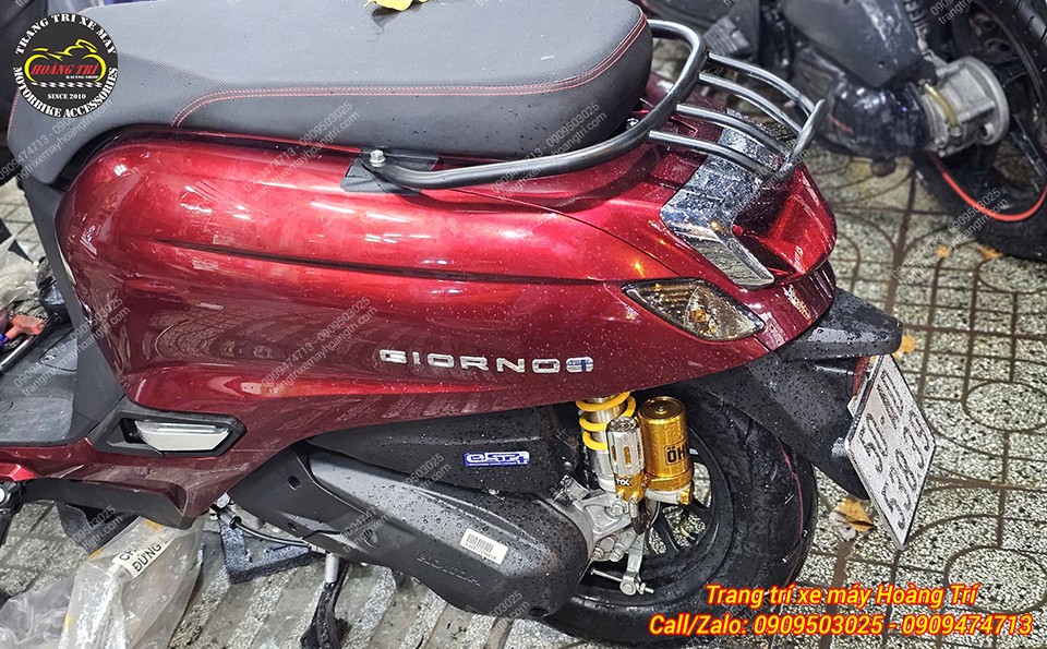 Chiếc cản sau zin màu bạc được thay thế bằng baga cong sơn đen mạnh mẽ