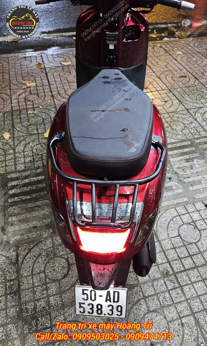 Tại vị trí baga cong này, bạn có thể trang bị thêm túi treo cho Giorno