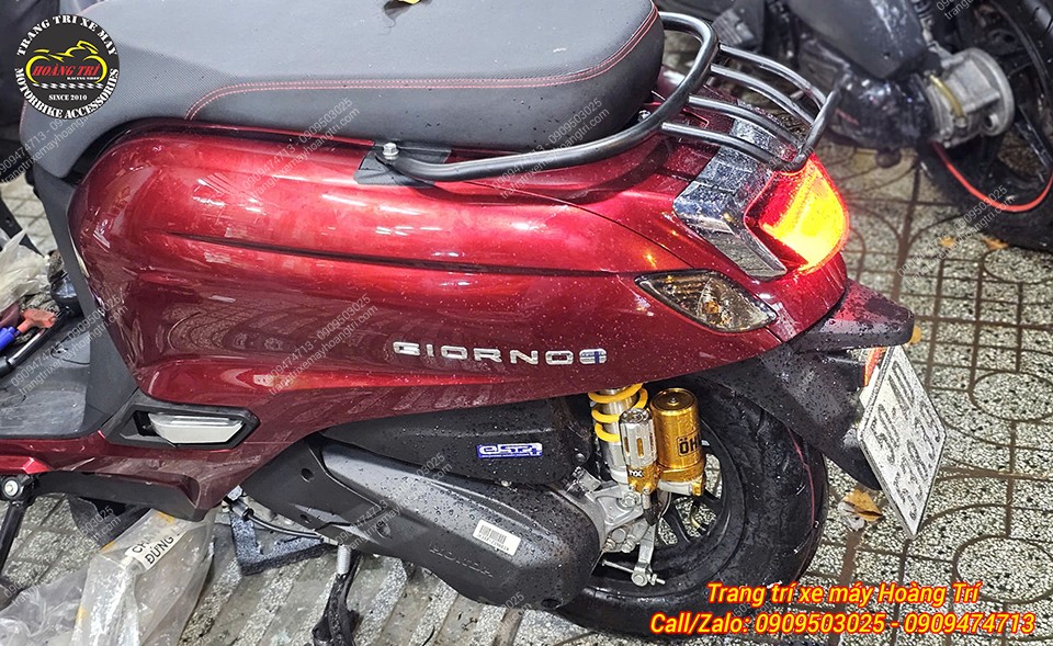 Sắc vàng nổi bật của bộ đôi phụ kiện càng nổi trên nền đỏ của Giorno