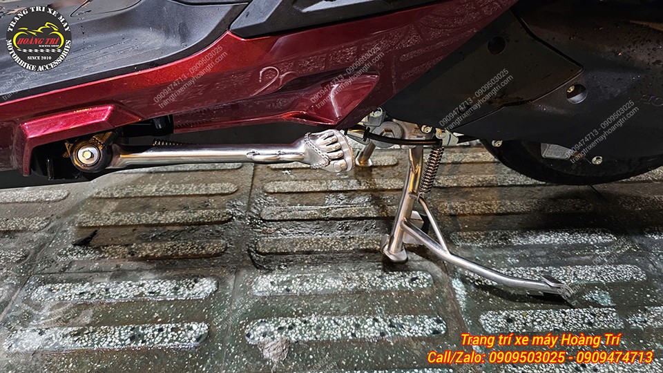 Cả chân chống nghiêng và chân chống đứng đều được anh khách thay mới