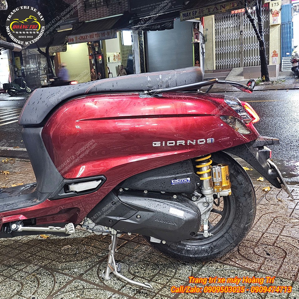 Chân chống nghiêng kiểu bàn chân tạo vẻ ngoài độc đáo và khác biệt cho xe