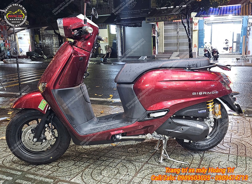 Cặp chân chống inox nổi bật với tông màu khác biệt so với phiên bản zin